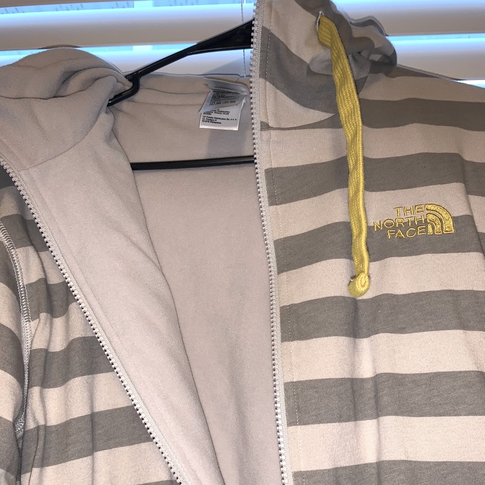 Size Small North Face Hooded Jacket - Picture 5 of 6